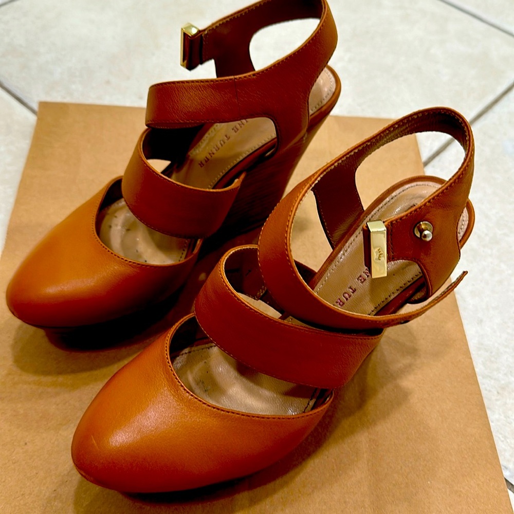 Elaine Turner Tan Platform heels